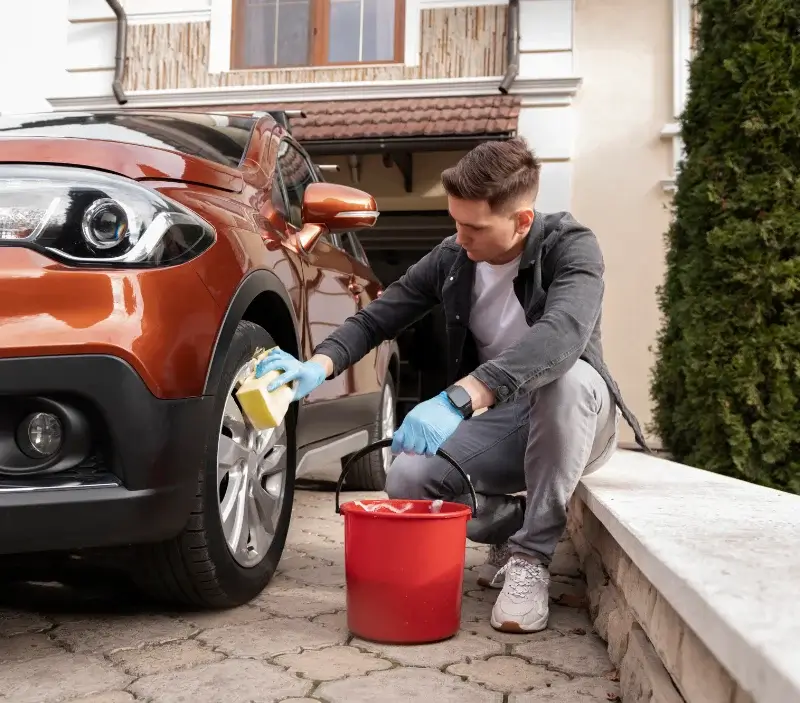 Lavage auto à domicile Saint-Loup-de-Varennes : professionnel intervenant sur un véhicule